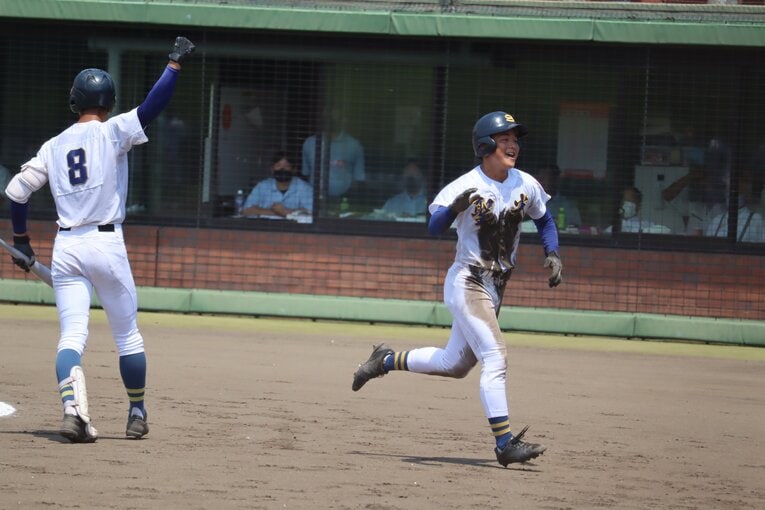 光南高校戦、ホームスチールを成功させ手を叩きながらベンチに戻る谷内を、ガッツポーズで見送る坂本　©Genki Taguchi