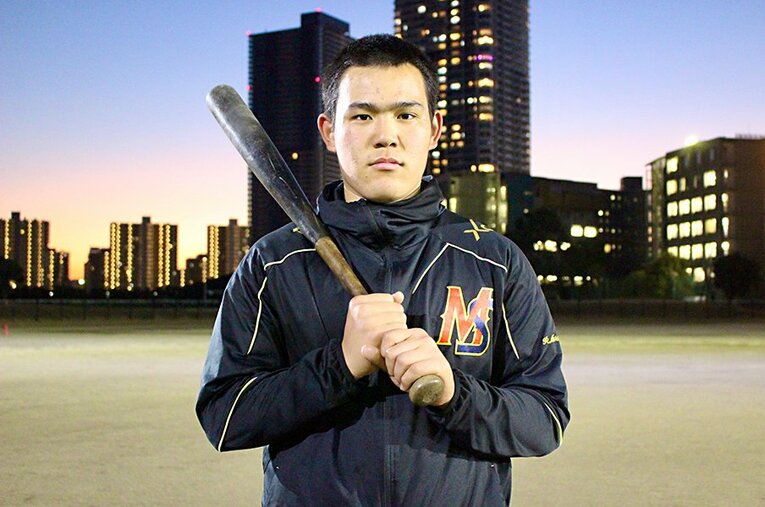 高層マンションをバックに写真に収まる幕張総合3年・村山亮介。昨年は自信なさげな言葉が多かったが、顔つきも変わってきた ／ photograph by Yu Takagi