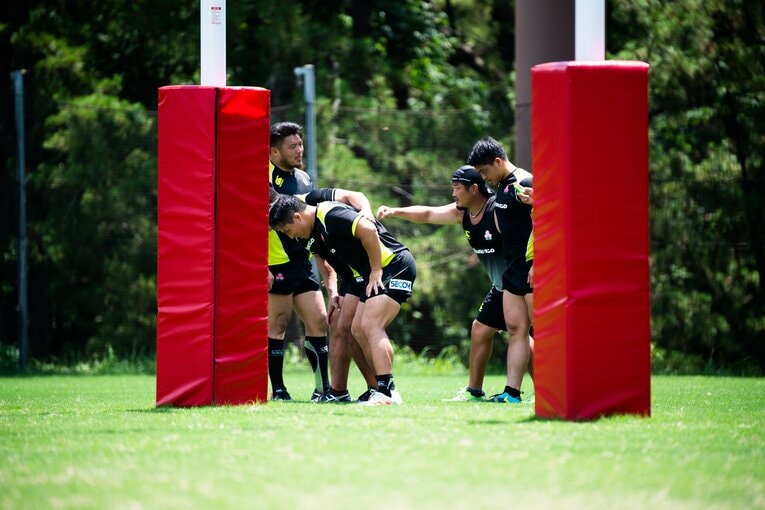 FW陣と話をする長谷川コーチ　©Asami Enomoto