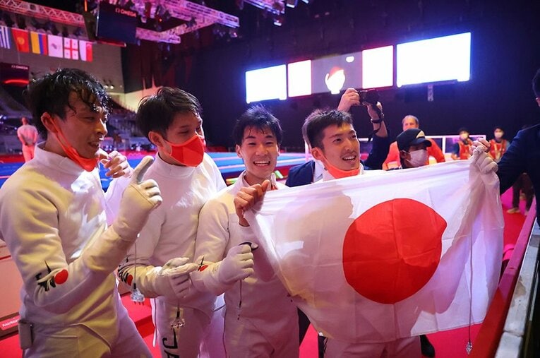 フェンシング男子団体エペで金メダルを獲得した日本代表。（左から）宇山賢、山田優、加納虹輝、見延和靖が成し遂げた偉業はあまりに大きかった ／ photograph by Takuya Matsunaga／JMPA