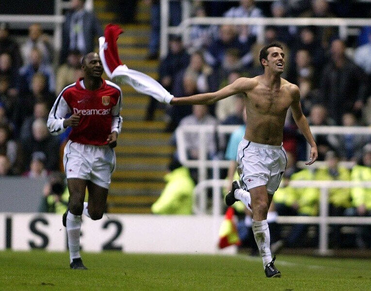 ゴールを決めユニフォームを脱いで喜ぶエドゥ。後ろにはビエラの姿も　©︎Getty Images