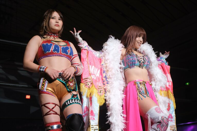 復帰戦の相手はコズミック・エンジェルズを離れた白川未奈（右）と月山和香