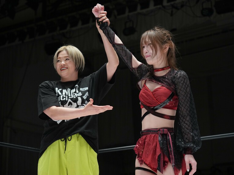 高橋奈七永に称えられる鹿島沙希　©Essei Hara