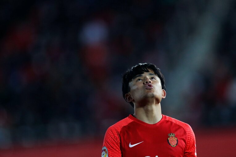 久保建英の“劇的決勝ゴール後に消えた疾走”は「客席に飛び込みたかったけど高すぎて無理」だった？《カメラマンが見た真相》(36)