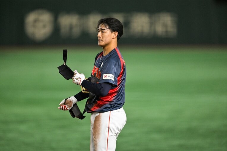 決死のヘッドスライディングを見せた西川史礁（ロッテ、22歳）【3枚目／全3枚】　©Nanae Suzuki