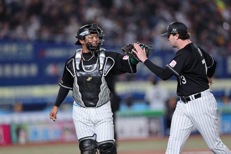 貴重な左のセットアッパーとして活躍中のロング　©Chiba Lotte Marines