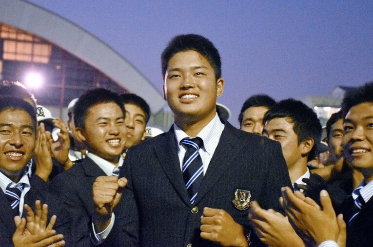 2017年のドラフト、ヤクルトから指名（外れ1位）を受け、チームメイトから祝福される九州学院高時代の村上宗隆 ／ photograph by Sankei Shimbun