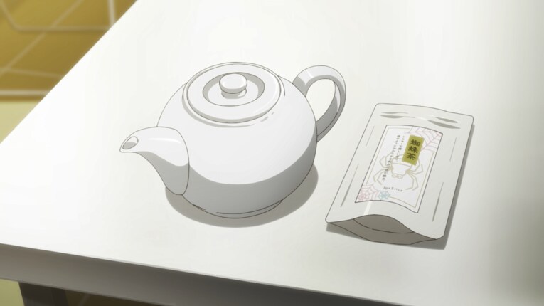 2話より。突如登場した蜘蛛茶。「3g×5パック」とあるが、出走できなかったジャパンCは枠番が5番、有馬記念は3番だった　©2023 アニメ「ウマ娘 プリティーダービー Season 3」製作委員会