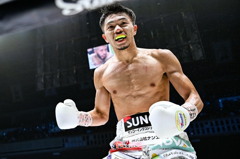 WBC世界バンタム級王者決定戦で王者アレハンドロ・サンティアゴに6回TKOで勝利した中谷潤人（26歳）。無敗で3階級制覇を達成した ／ photograph by Hiroaki Yamaguchi