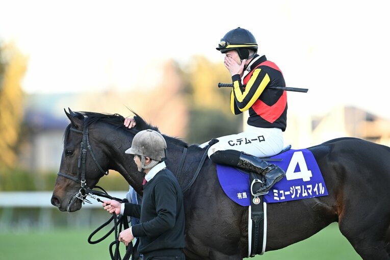 ミュージアムマイルを有馬記念優勝に導き、馬上で感極まるC・デムーロ。シャフリヤールでハナ差の2着に敗れた昨年の雪辱を果たした　©Keiji Ishikawa