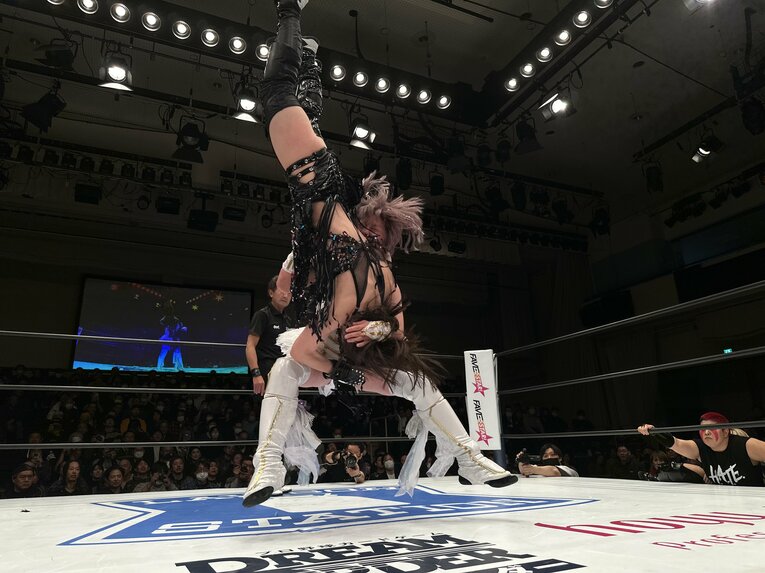 「敗者退団マッチ」として行われた上谷沙弥vs中野たむ　©Norihiro Hashimoto