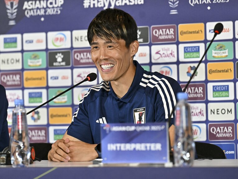 記者会見での冨安　©NurPhoto/AFP/JIJI PRESS