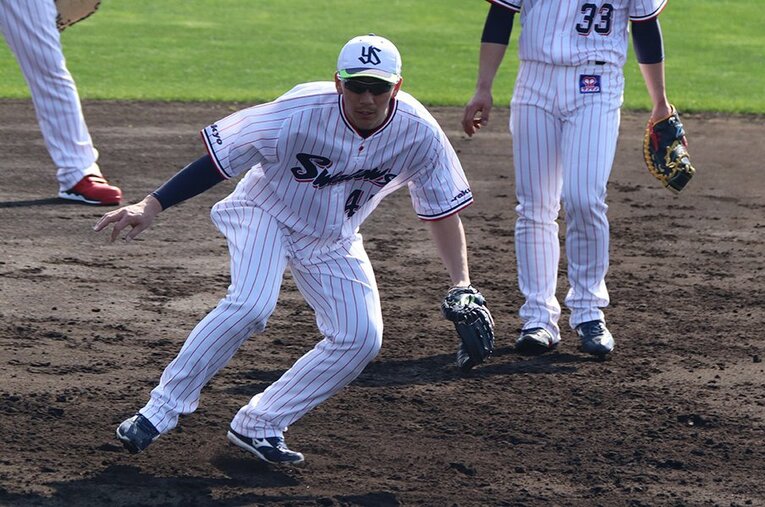 ヤクルトの二軍キャンプ、36歳の嶋基宏が元気いっぱいの声を出していた ／ photograph by Kou Hiroo