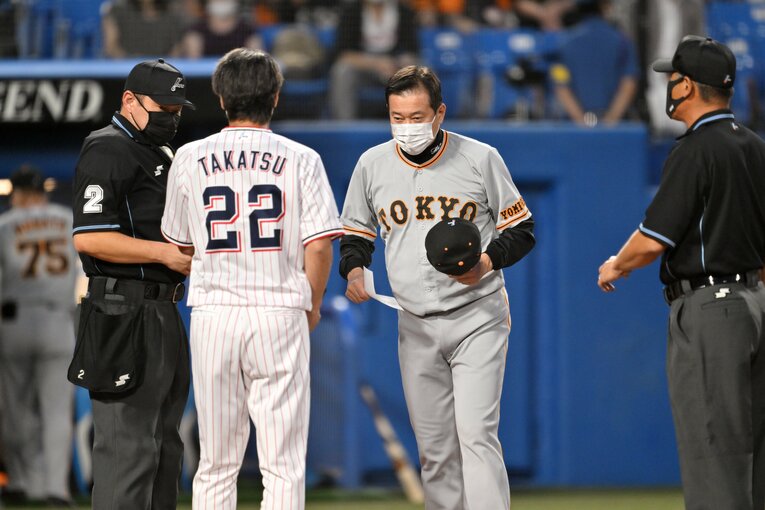 9月13日巨人対ヤクルト戦、高津監督とメンバー表交換をする原辰徳監督　©Hideki Sugiyama