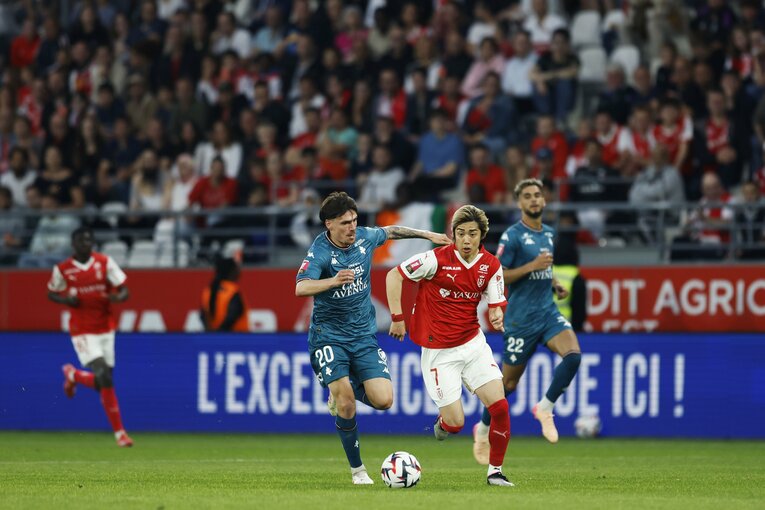 「地獄です」伊東純也も中村敬斗もボウ然の降格…激怒サポがシート投げ込み「中村には引き抜き報道」日本代表戦前に残酷なリアル(10)