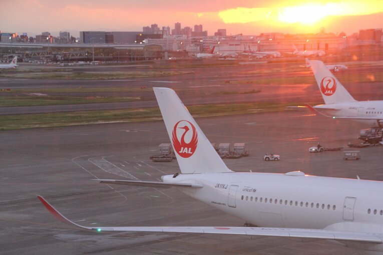 【名人戦第3局・羽田空港対局の様子】美しい夕焼け　©NumberWeb