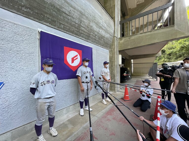 秋の県大会で報道陣の取材に応じる佐々木麟太郎（中央）　©Ayako Oikawa