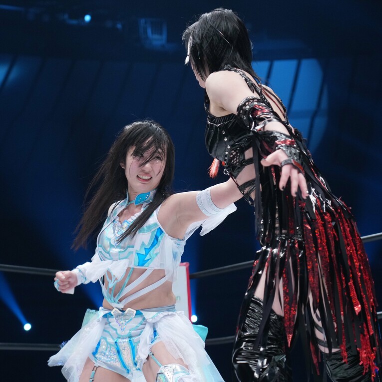 上谷沙弥に立ち向かう玖麗さやか　©Essei Hara