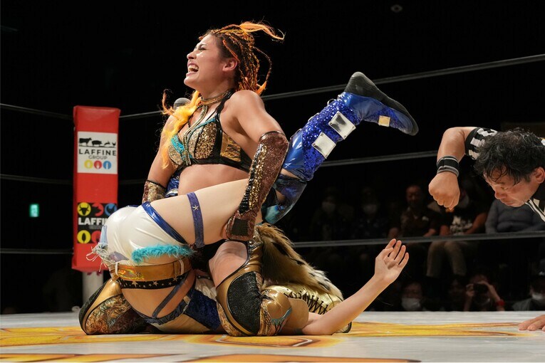 松井珠紗を押さえ込むジュリア　©Essei Hara