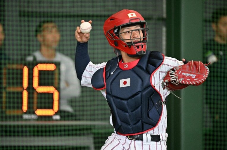 宮崎キャンプでの坂本誠志郎。ピッチクロック、ピッチコムへの対応と並行して、ライバル国の選手データを頭に叩き込んでいた ／ photograph by Hideki Sugiyama