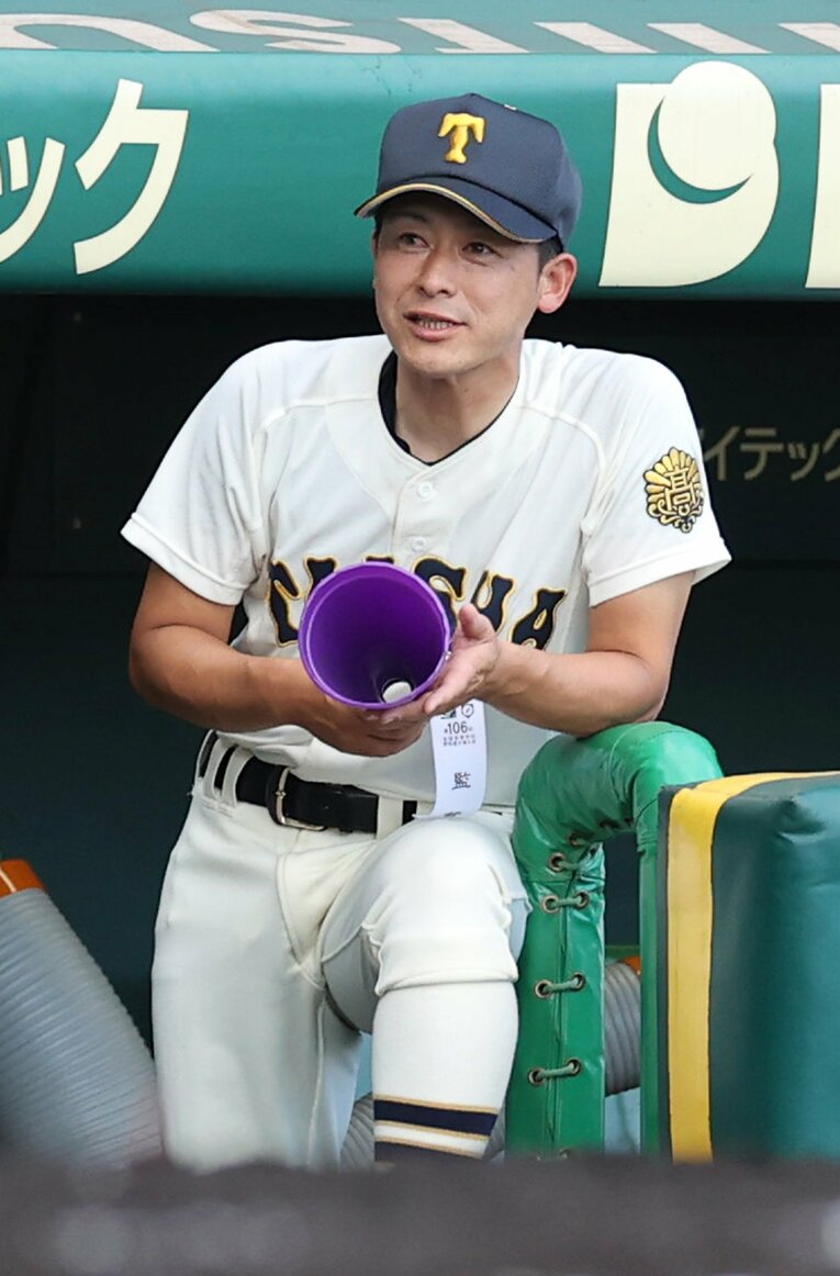 【大社vs.早稲田実の激闘…】大社を率いる石飛文太監督、42歳。ベンチでは紫色のメガホンを手にしている　©Sankei Shimbun