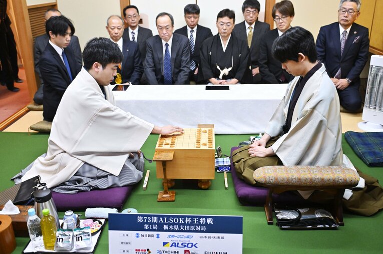 現在進行中の王将戦で藤井聡太に挑んでいる菅井竜也八段（右）。対戦前にその胸中を明かしていた ／ photograph by JIJI PRESS
