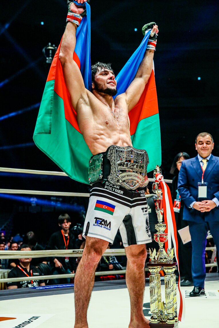 アゼルバイジャン国旗を掲げるムサエフ。母国では国民的英雄として迎えられた　©RIZIN FF Susumu Nagao