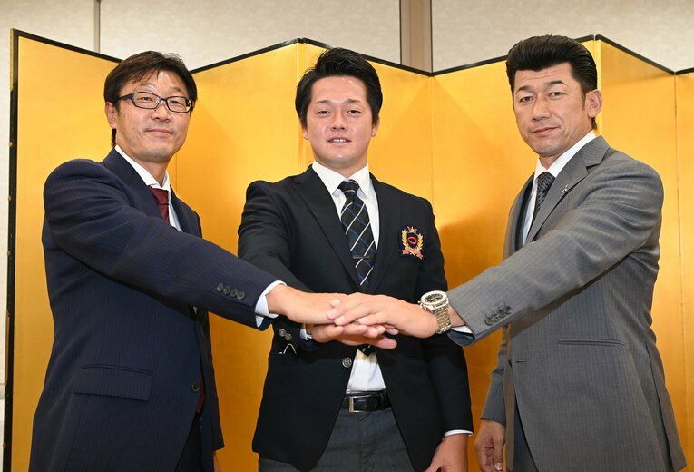 今回話を聞かせてくれた河原氏（一番左）　真ん中は牧、右は三浦監督　©JIJI PRESS