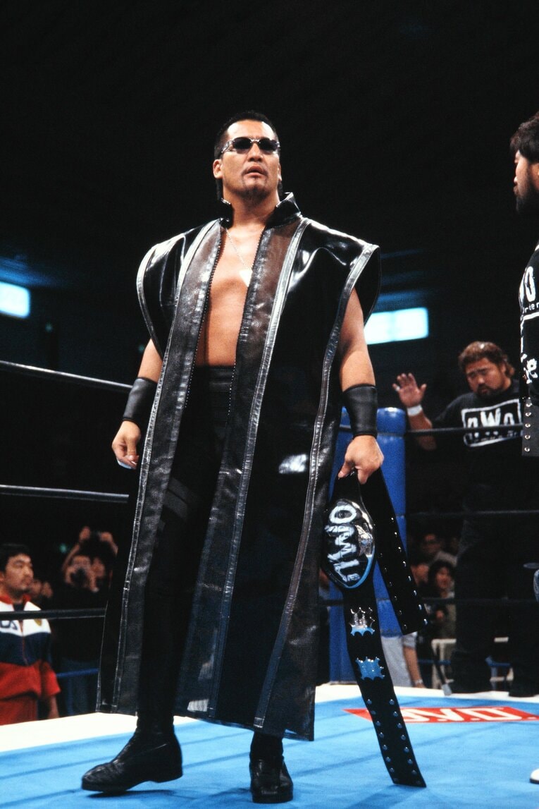 全身黒に身を包んだ蝶野　©︎AFLO