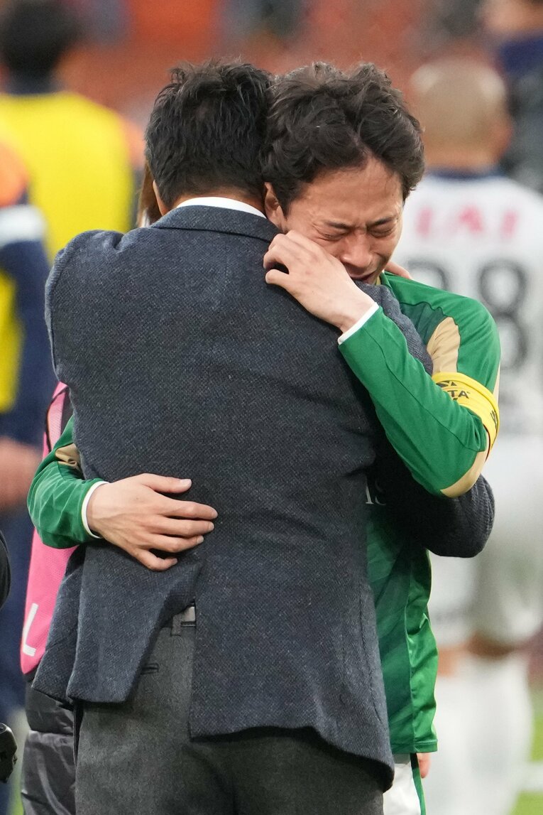 大粒の涙を流しながら城福浩監督と抱き合う森田晃樹　©Masashi Hara