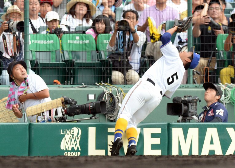 17年夏の甲子園・広陵戦でファウルボールを追いかける秀岳館・廣部　©Sankei Shimbun