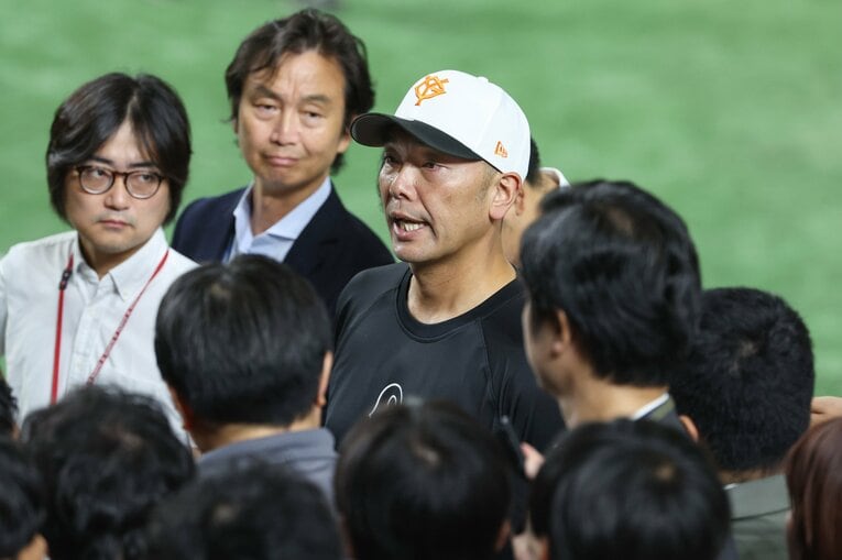 記者団の質問に答える巨人の阿部慎之助監督（46歳）。写真は昨年のCSファイナルで　©JIJI PRESS