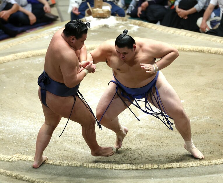 大相撲秋場所14日目、豊昇龍（手前）を押し出しで破り、優勝を決めた大の里。初土俵から所要9場所で大関昇進となった（昭和以降最速）　©JIJI PRESS