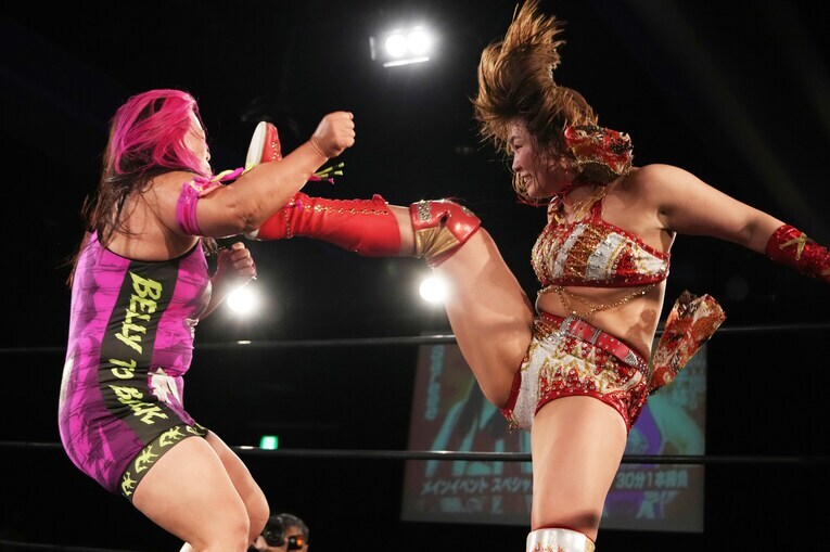 キックで橋本千紘を攻めるSareee