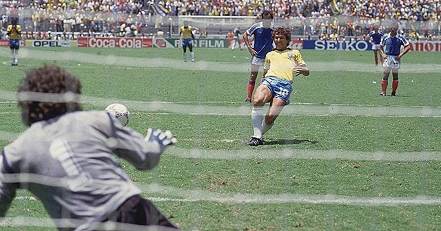 伝説の86年W杯ブラジル対フランス。ジーコ、プラティニとサッカーの美 