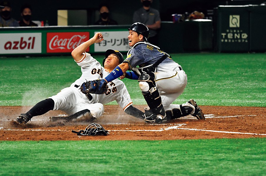 梅野隆太郎「扇の要の“感じる力”」~兄貴分が示す日本一への道~<Number Web> photograph by Hideki Sugiyama