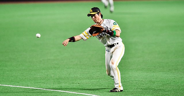 SB・本多雄一が挑む正二塁手奪還。攻守に改造し、明石と川島に挑む！（2／3） - プロ野球 - Number Web - ナンバー