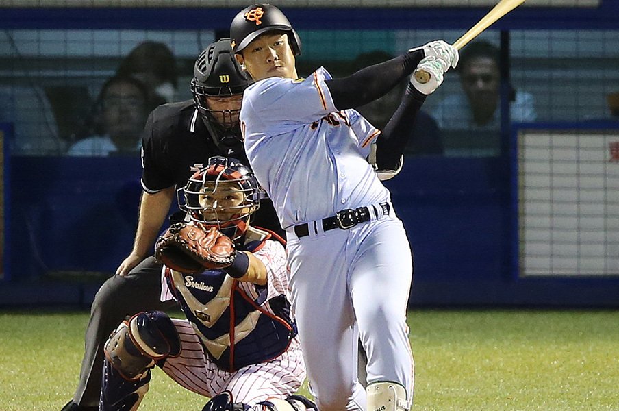 巨人・岡本和真と中村剛也の共通点。スラッガーが変化球を打つ理由。<Number Web> photograph by NIKKAN SPORTS