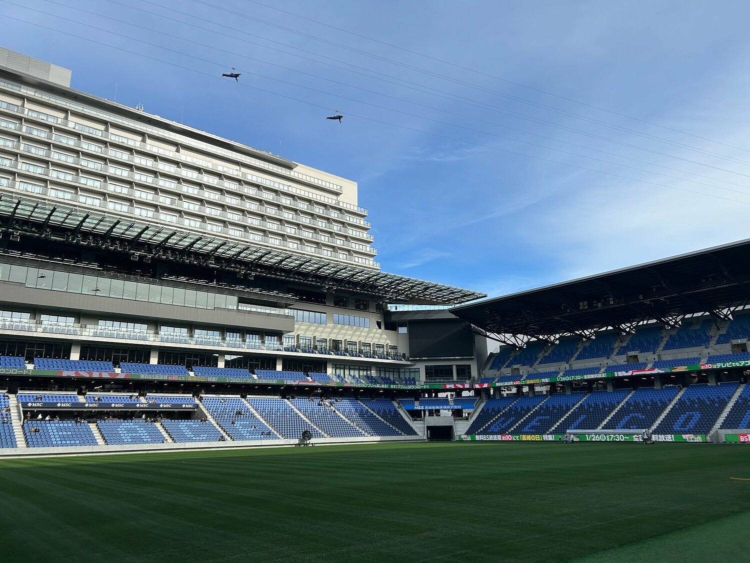 ピッチの上空を滑走するジップライン。奥にそびえるのは、この日宿泊した「スタジアムシティホテル長崎」