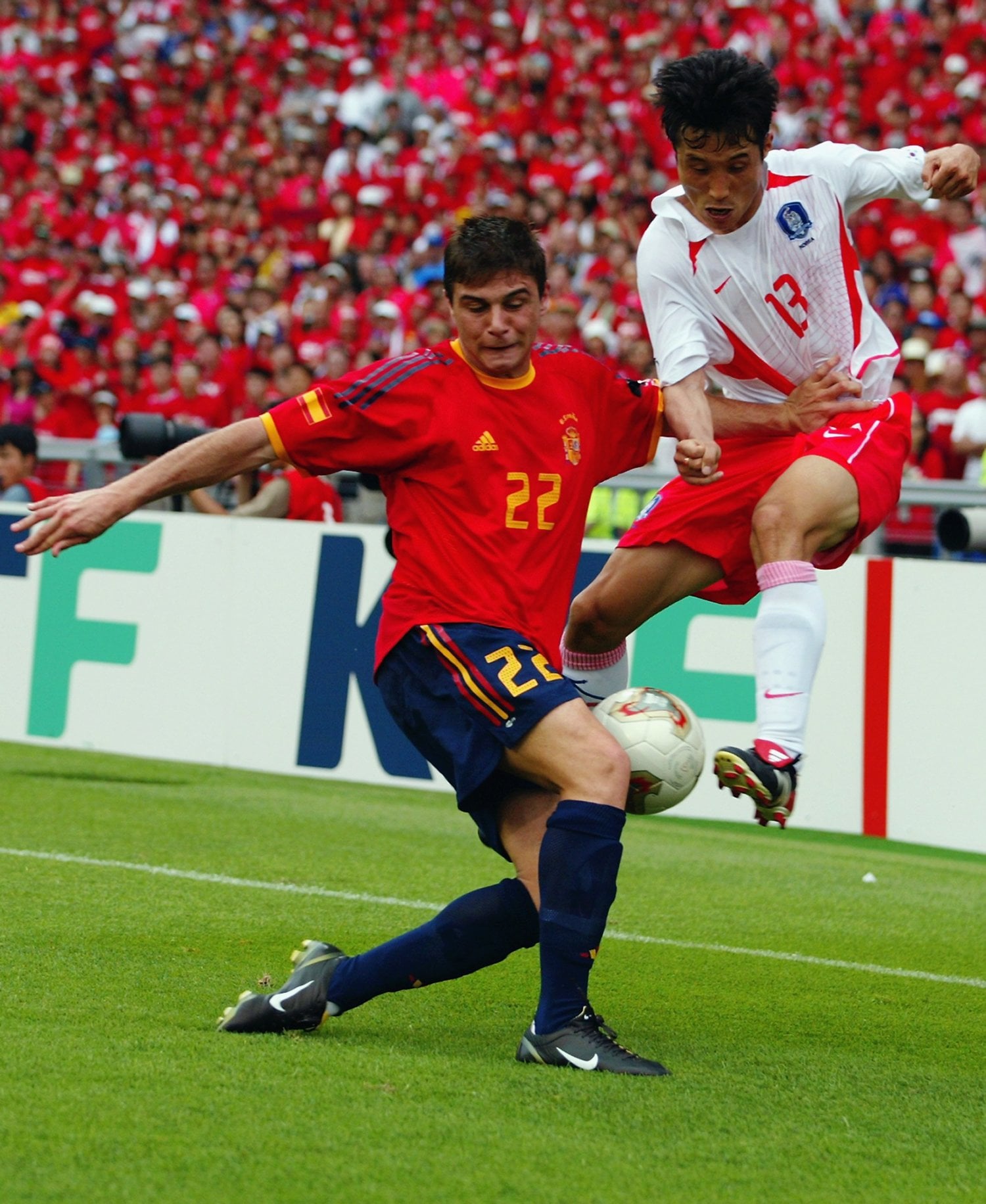 02年2月、20歳でスペイン代表デビュー。02W杯に出場したが準々決勝の韓国戦は「忘れられない思い出」だという　©Getty Images
