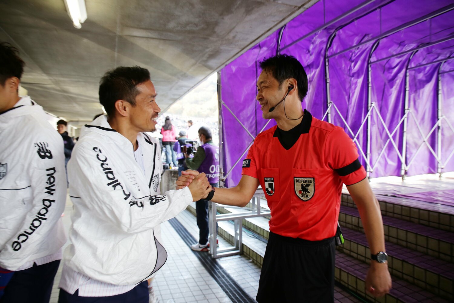 FC東京DF長友佑都と笑顔で言葉をかわす家本。試合前のコミュニケーションも欠かさない　©︎J.LEAGUE