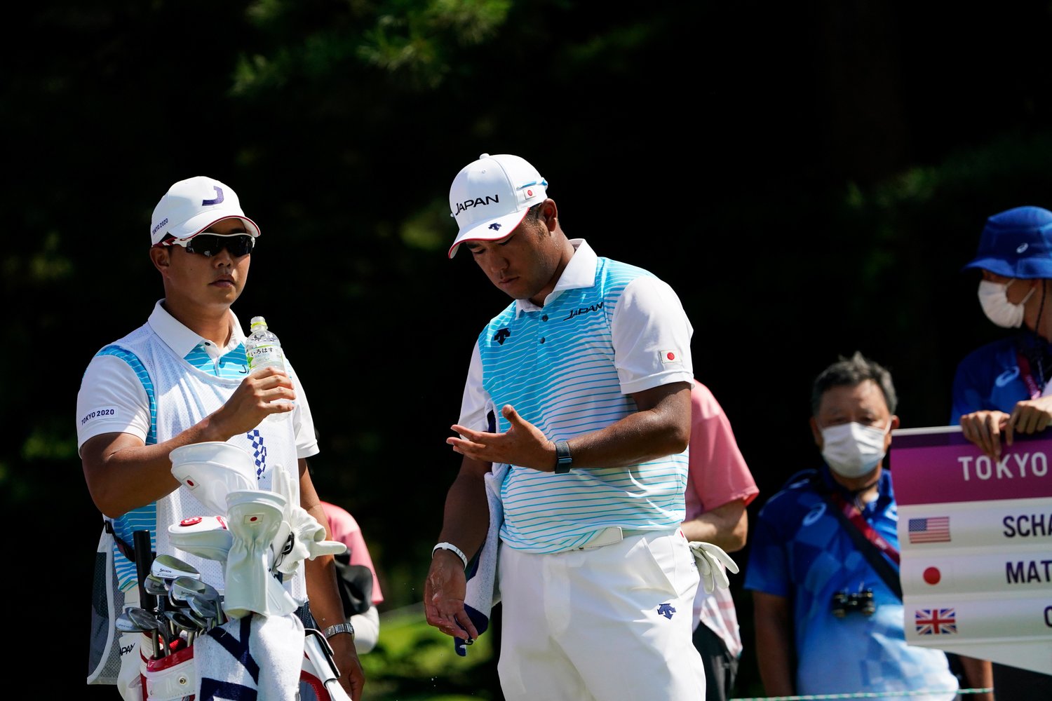 最終日13番ティーショットを打った後、左手を見つめる松山 ©︎Shizuka Minami