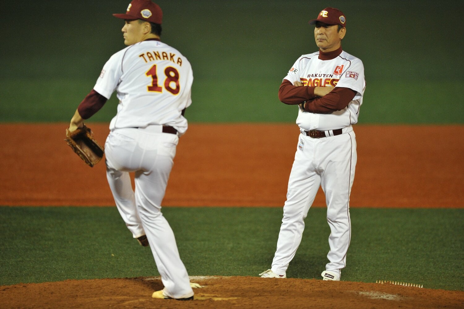 楽天の一軍投手コーチ時代の佐藤義則（右）　©︎Hideki Sugiyama