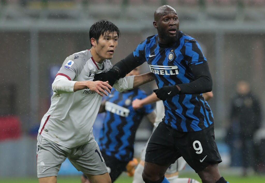ボローニャ時代、ルカクとのマッチアップ　©Getty Images