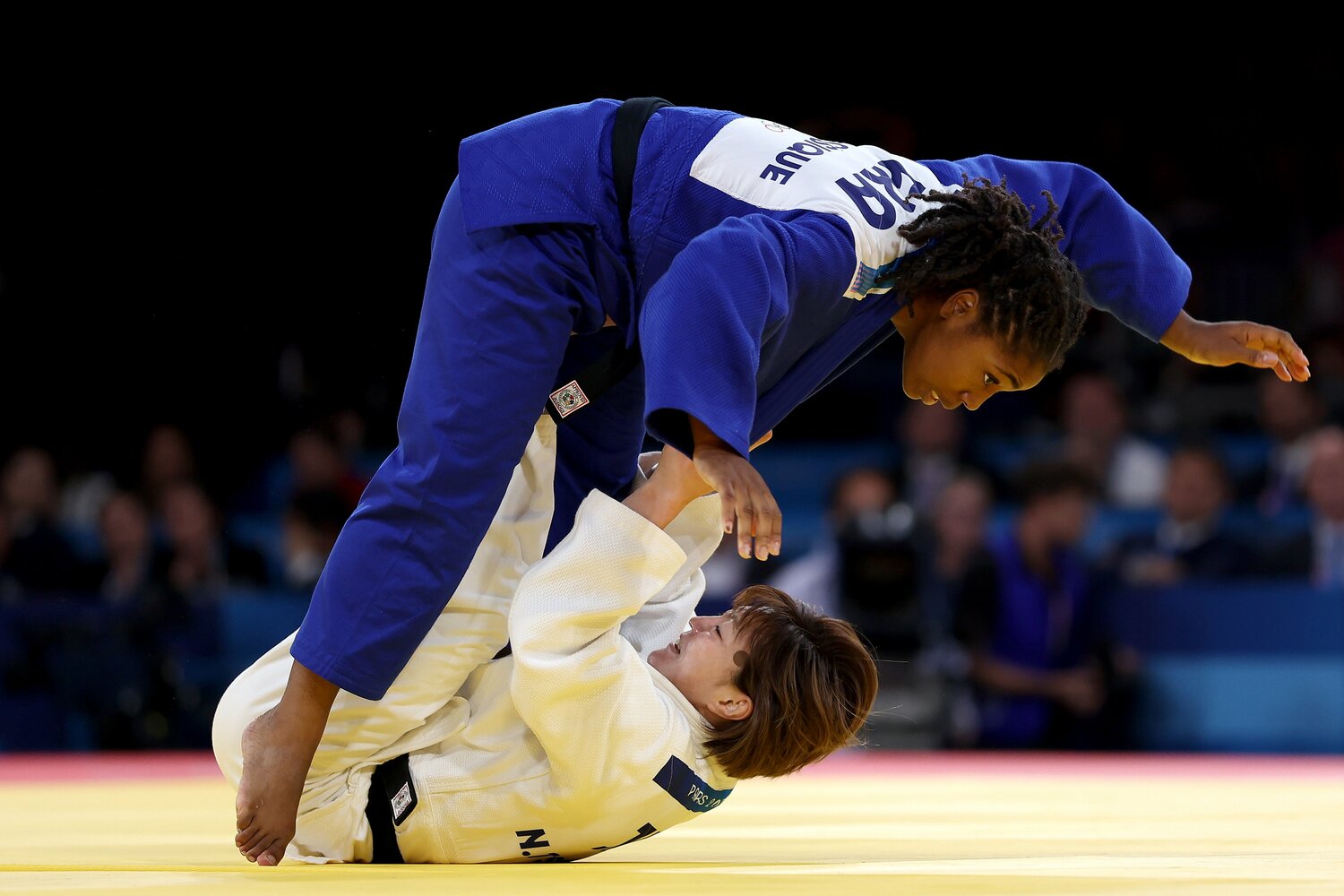 2階級上の銅メダリスト・シジクを巴投げする48kg級角田夏実　©Getty Images