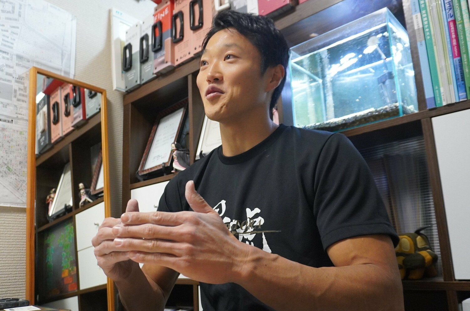 幼少期のSASUKEとの出会いを振り返る山本　©NumberWeb