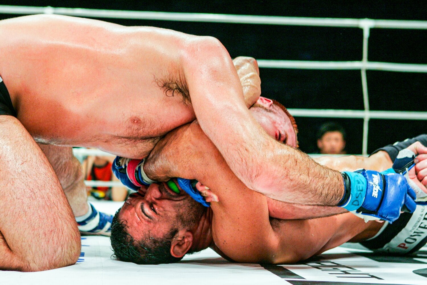 渾身の力でスピニングチョークを極めるノゲイラ　©Susumu Nagao