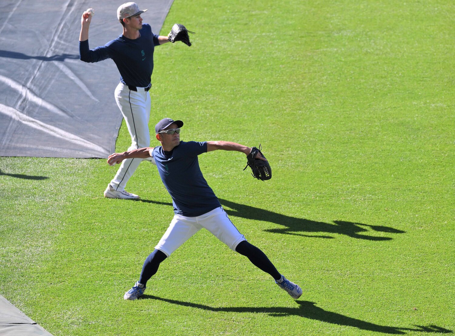 キャッチボールするイチローさん　©︎JIJI PRESS