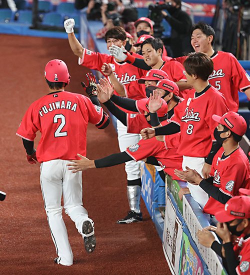 藤原の立て続けの先頭打者ホームランに安田らロッテのベンチも沸いた(c)JIJI PRESS