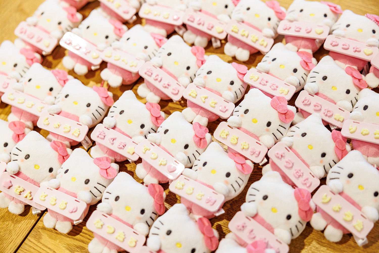 サッカー教室の最後に、協賛社の（株）サンリオから提供された「サンキューカード」に親への感謝の気持ちを記入する子どもたち。お土産には各自の名前入り「ハローキティまいぱちるん」がプレゼントされた　©Kiichi Matsumoto